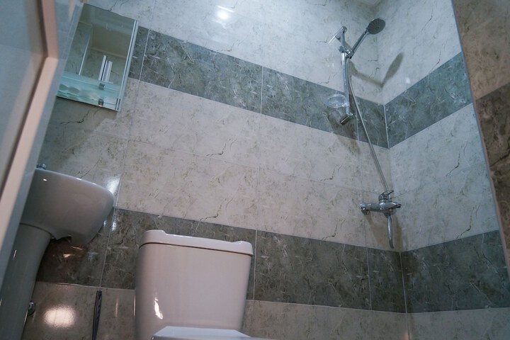 Room 6 of 10
