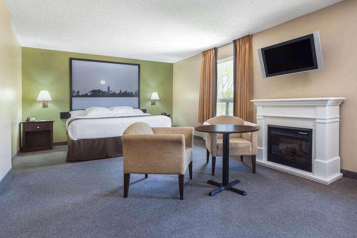 1 King Bed Deluxe Room (10 of 12)