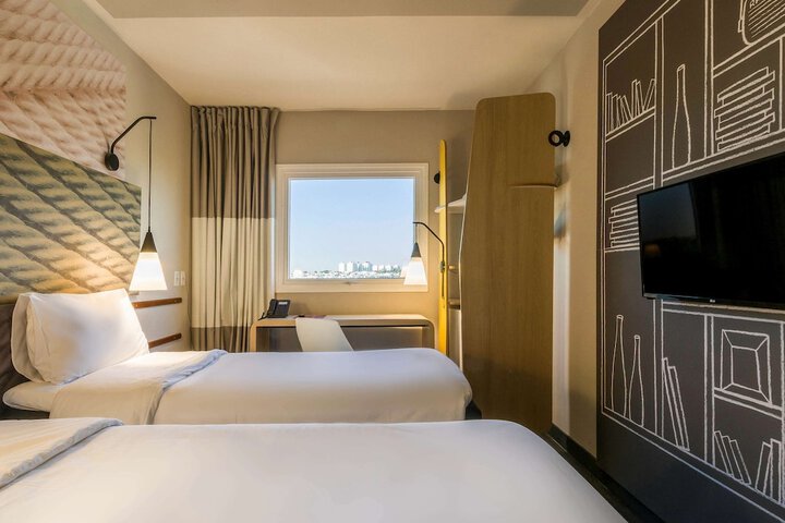 Room 13 of 26