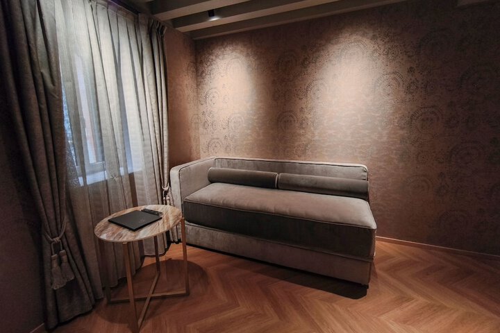 Room 52 of 106