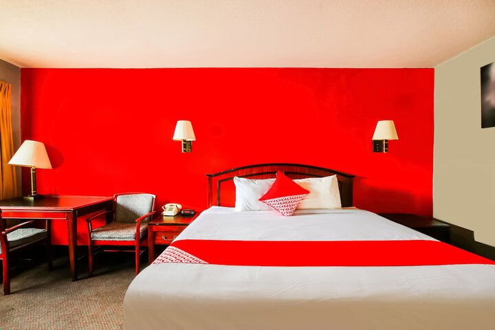 1 King Bed (5 of 12)