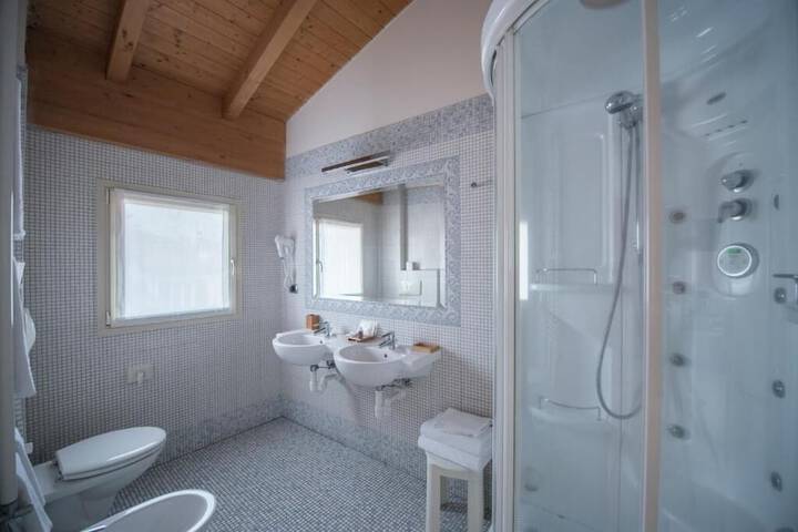 Room 16 of 25
