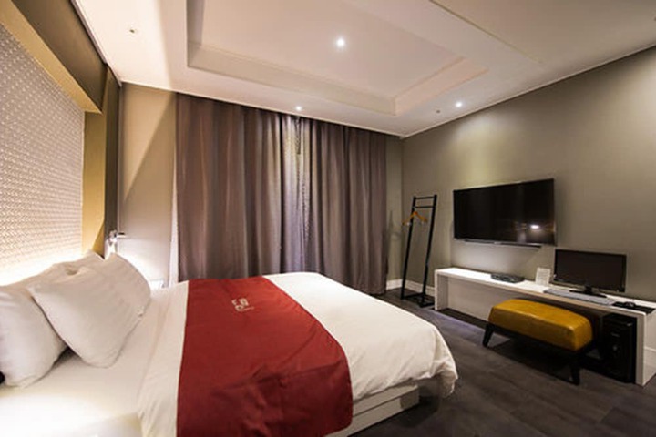 Room 12 of 69