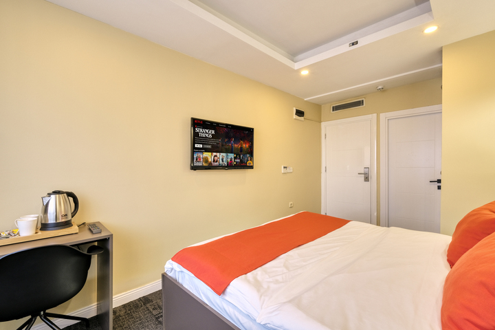 Room 9 of 28