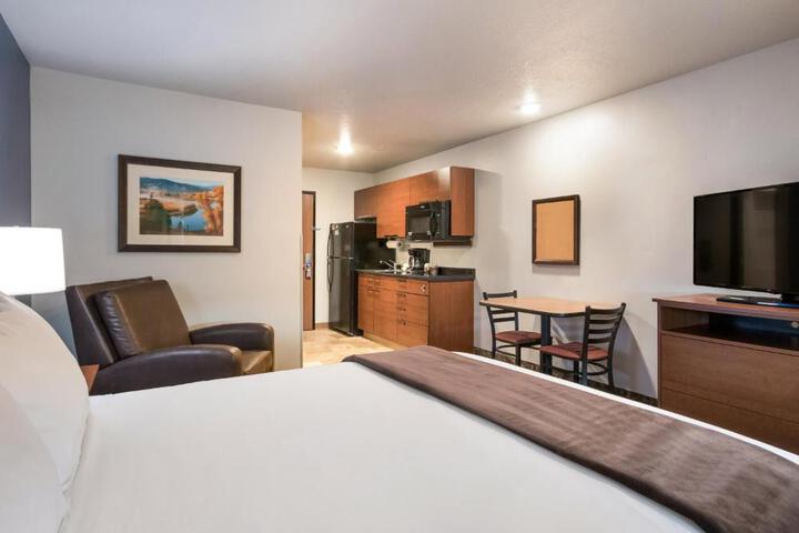 1 Queen Bed Mobility Accessible Hear Imp Roll in (10 of 16)