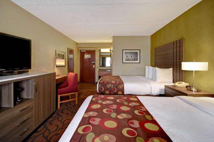 2 Queen Beds Microwave and Refrigerator WiFi Full Breakfast (8 of 8)