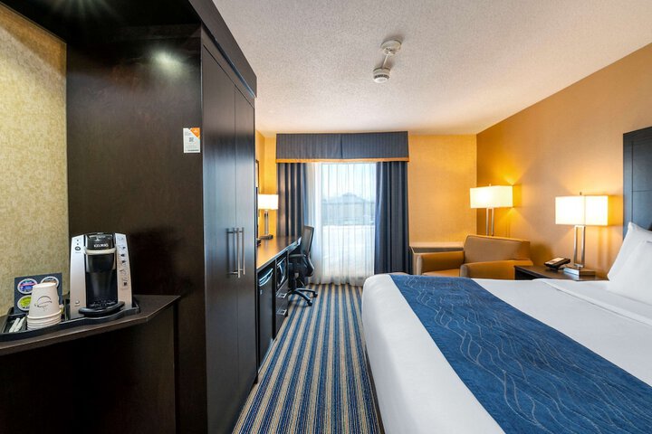 1 King Bed (4 of 10)