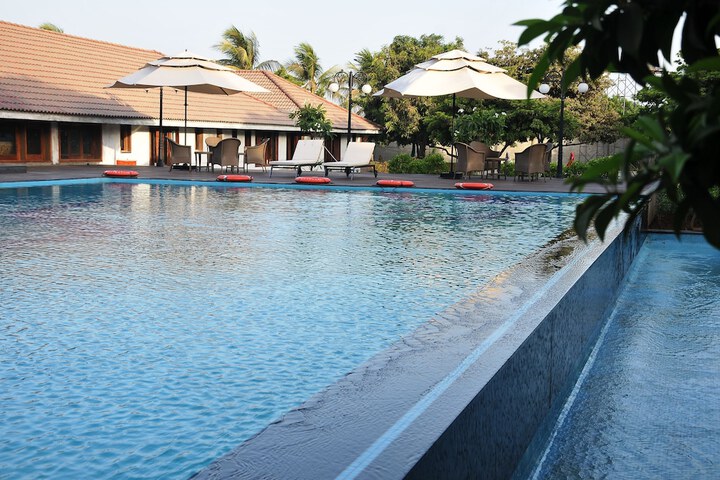 Hotel Pool
