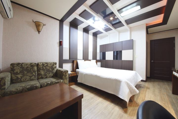 Room 13 of 35