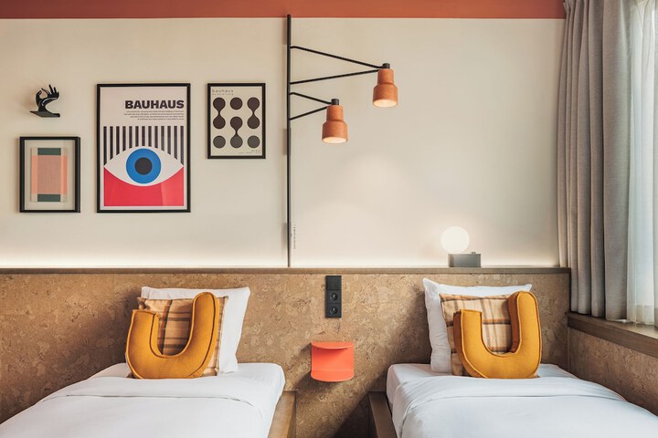 Room 15 of 48