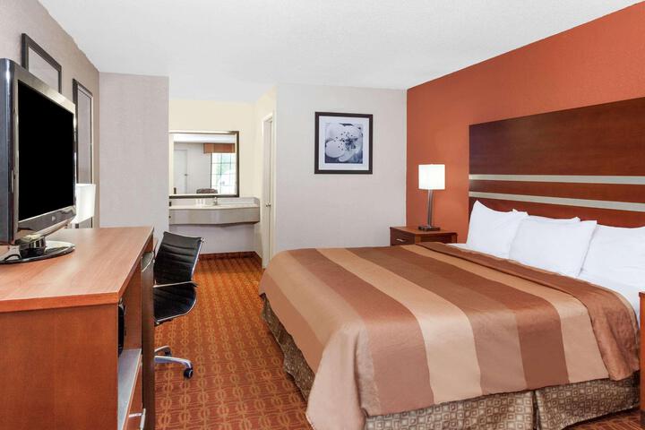 1 King Bed (5 of 8)