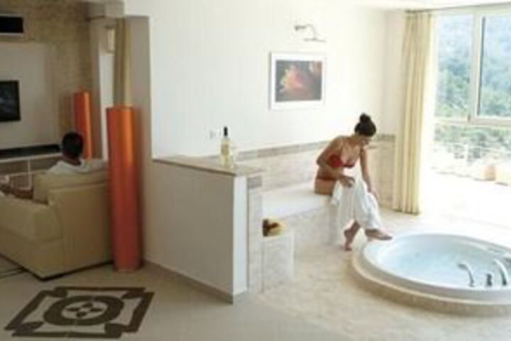 Hot Tub 17 of 26