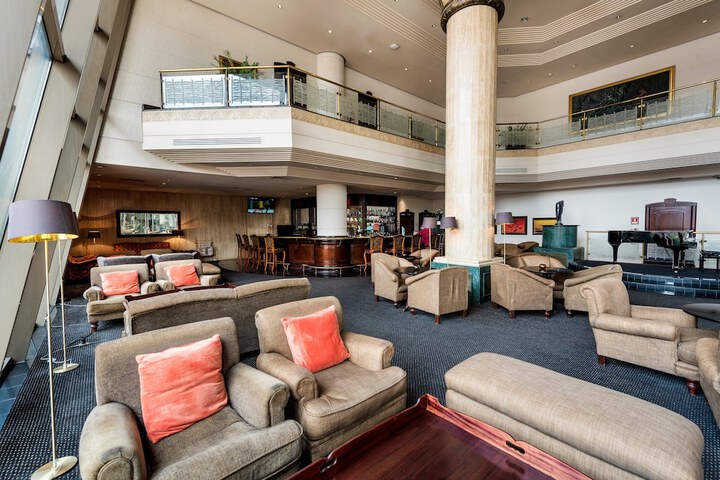 Lounge 73 of 97