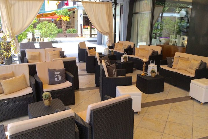 Lounge 33 of 59