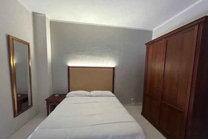 Room 2 of 7