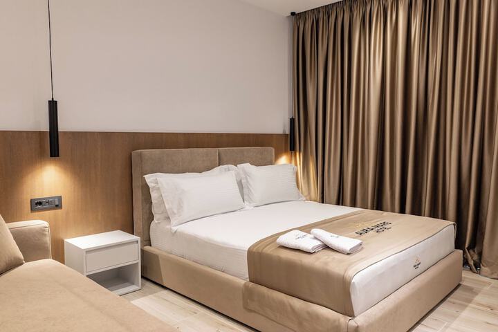 Room 3 of 244