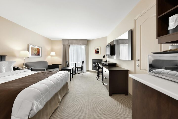 1 Queen Bed (6 of 8)
