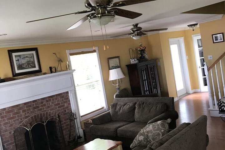 Lounge 16 of 28