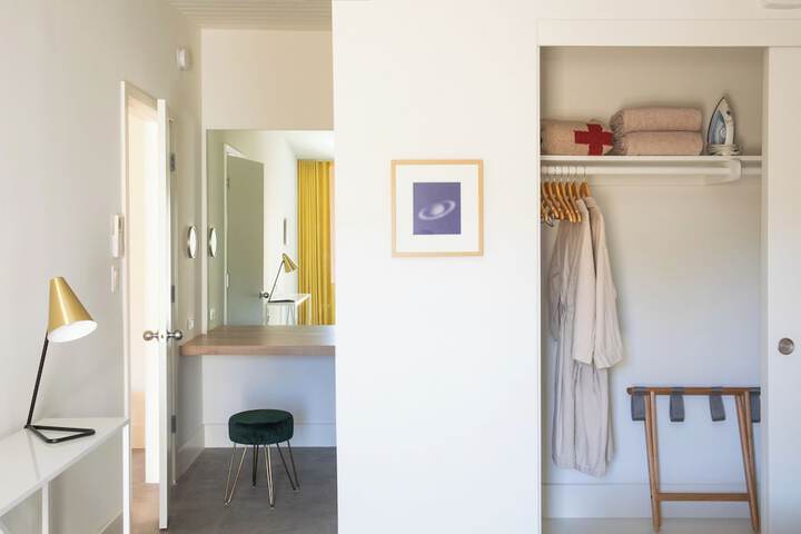 Room 8 of 90