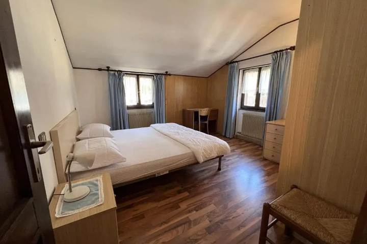 Room 4 of 10