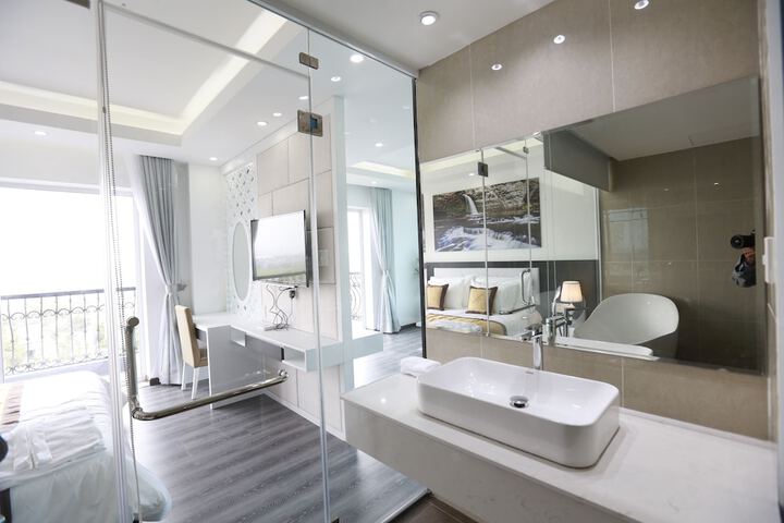 Room 42 of 79
