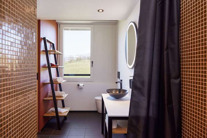 Room 27 of 38
