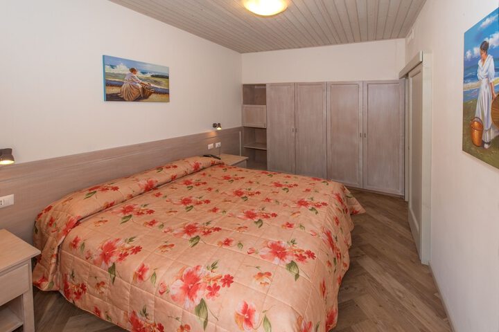 Room 5 of 25