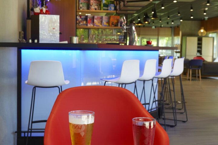 Lounge 30 of 39