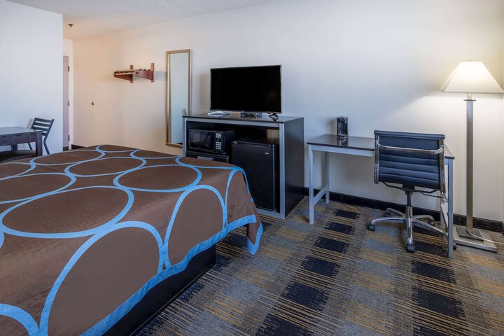 1 Queen Bed (4 of 13)