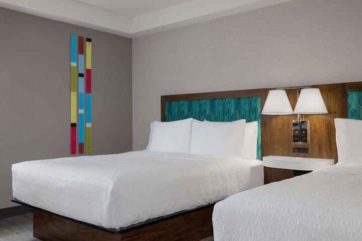 2 Queen Beds Room Accessible with Tub (6 of 9)