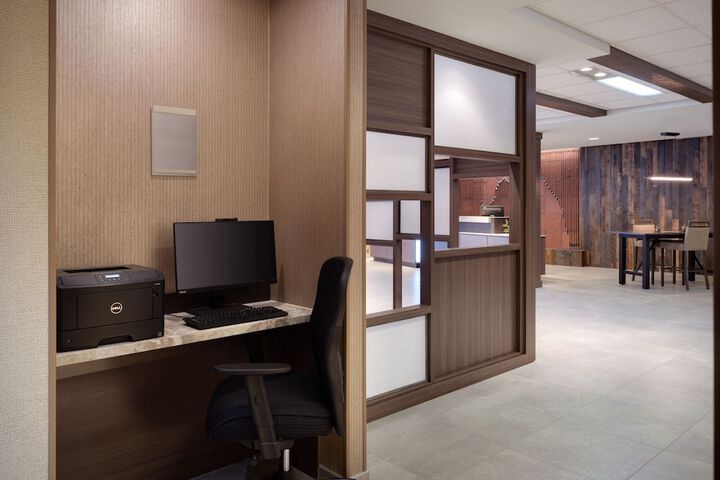 Business Center 33 of 39