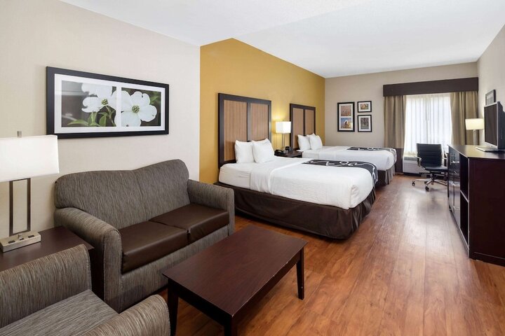 2 Queen Beds (7 of 9)