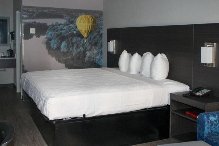 1 King Bed (6 of 10)