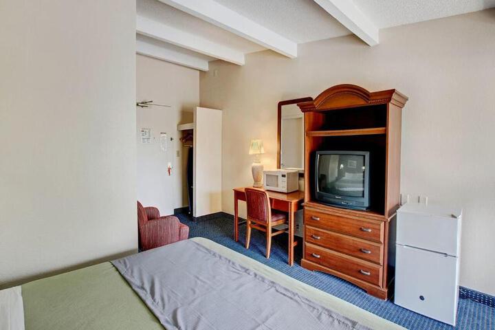1 King Bed (4 of 5)