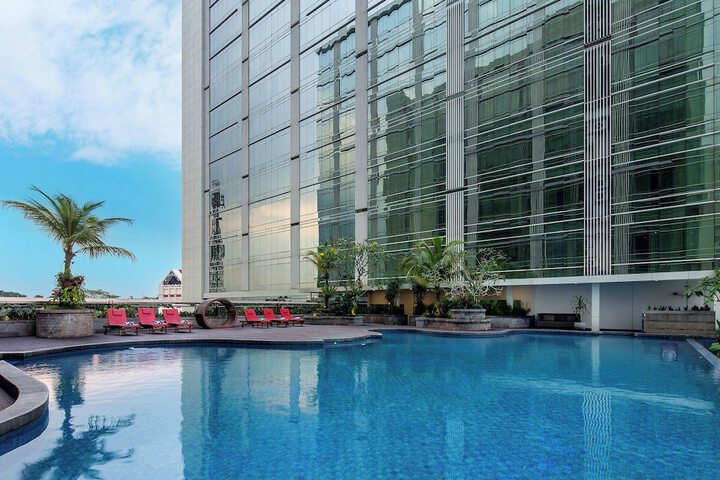 Hotel with Pool