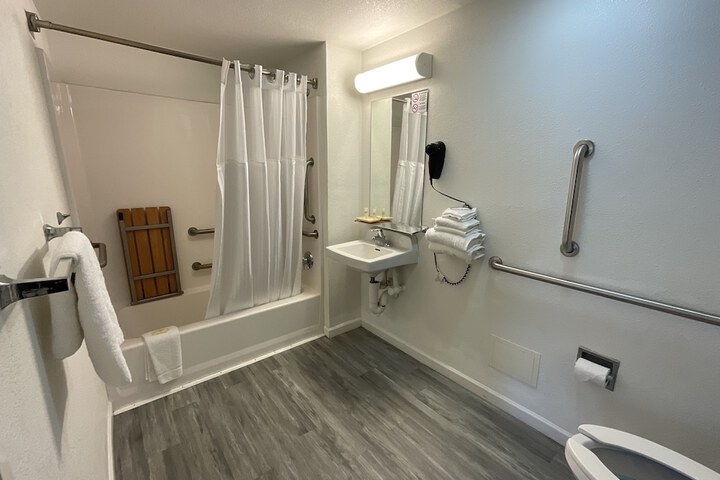 2 Queen Beds Accessible (8 of 17)