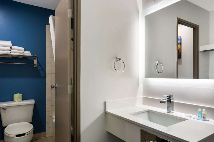 Standard Room, King or Two Doubles (2 of 6)