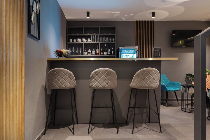 Lounge 51 of 58
