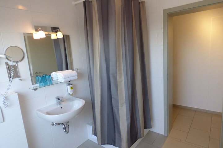 Room 12 of 40