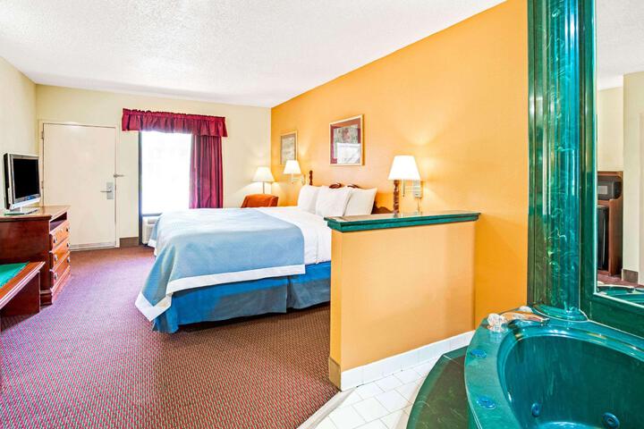 1 Queen Bed (2 of 10)