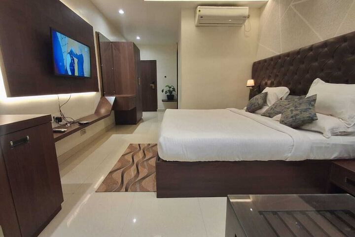 Room 13 of 31