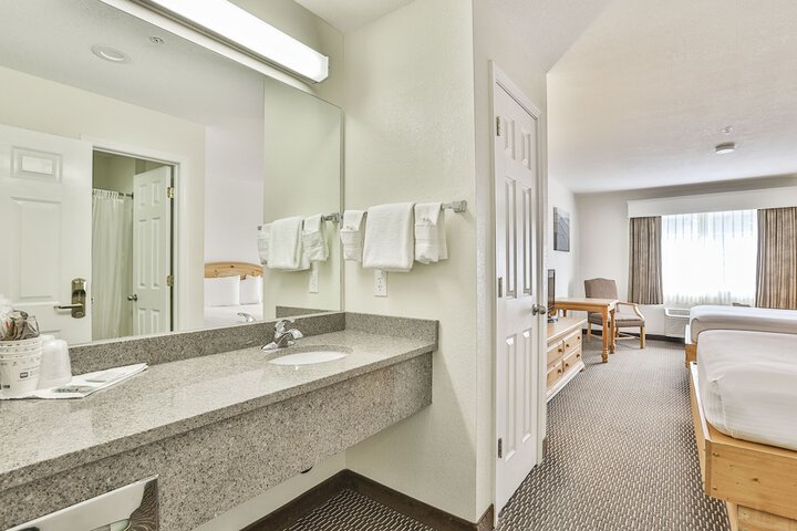 2 Queen Beds High Speed Internet Accessible Coffee Maker, Hairdryer Iron and Ironing Board Full Breakfast (4 of 4)