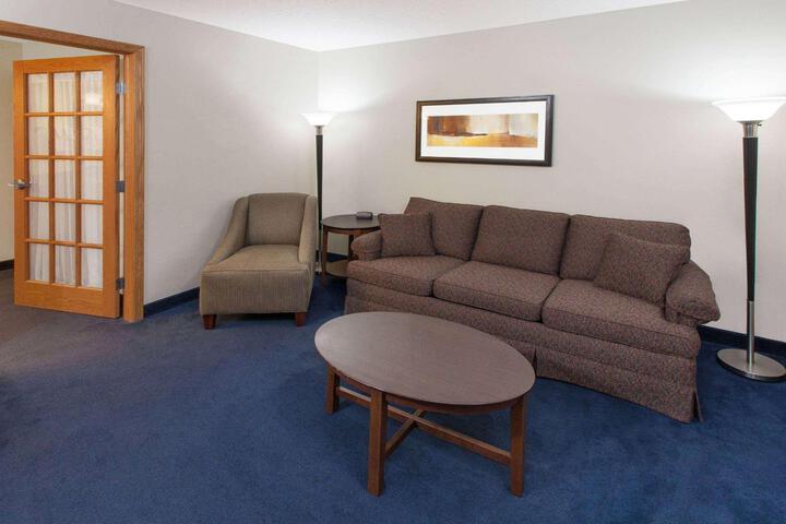 1 King Bed Deluxe Mobility Accessible (5 of 28)
