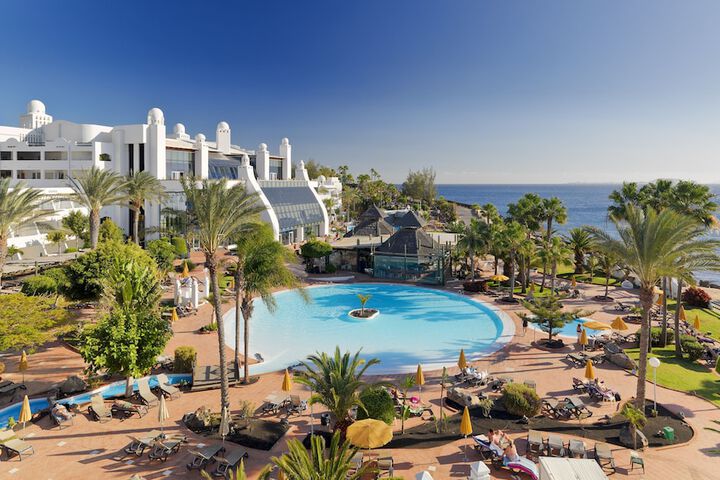 Hotel with Pool