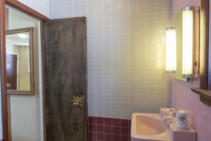 1 King Bed (3 of 9)
