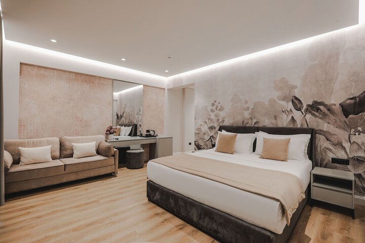 Room 8 of 76