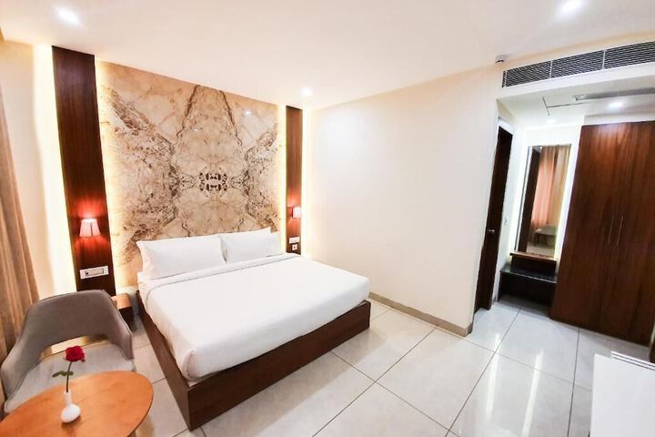 Room 12 of 30