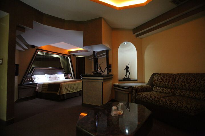 Room 5 of 27