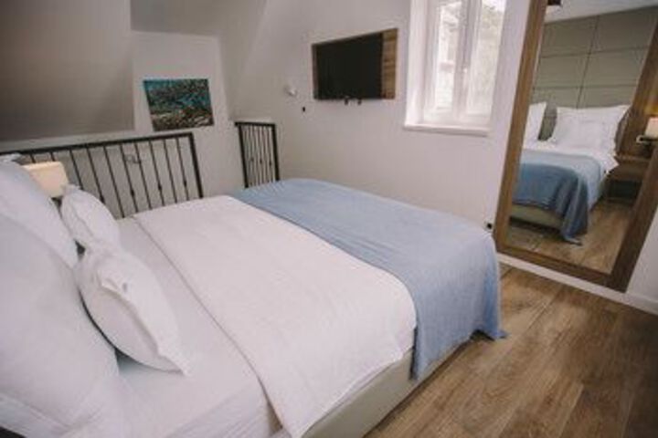 Room 53 of 183
