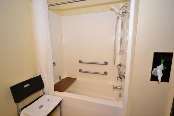1 King Bed High Speed Internet Accessible Coffee Maker Microwave, Refrigerator, Hairdryer Full Breakfast (8 of 14)
